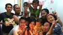 Andik Vermansah juga termasuk dekat dengan sanak keluarga. Apalagi saat memberikan surprise ulang tahun untuk kakaknya yang bernama Indrie Ekaputri. Tak hanya Andik, para kerabat lainnya pun turut hadir memeriahkan surprise untuk kakak perempuan Andik Vermansah. (Liputan6.com/IG/@andikvermansah)