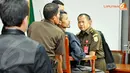 Benget pun harus kembali digotong keluar ruang sidang. Sebelum persidangan, Benget sempat mengamuk di dalam sel Pengadilan Negeri Jakarta Timur. (Liputan6.com/Danu Baharuddin)