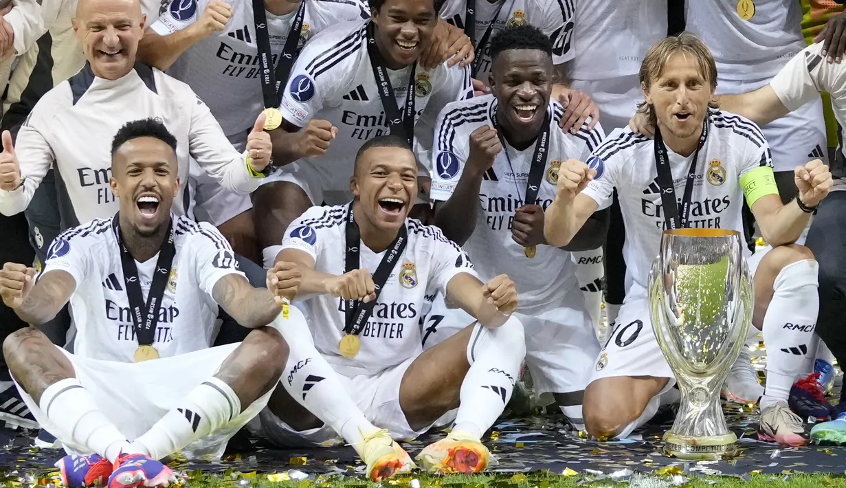 Mbappe juga merebut trofi pertamanya dalam kostum Real Madrid.  (AP Photo/Darko Bandic)