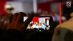 Warga merekam pidato Gubernur DKI Jakarta Anies Baswedan di Balai Kota, Senin (16/10). Anies Baswedan berpidato untuk pertama kalinya sebagai Gubernur DKI Jakarta periode 2017-2022. (Liputan6.com/Faizal Fanani)
