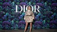 Cara Delevigne tampil memukau dengan coat katun multiwarna dipadukan dengan shirt putih dan short. [Dior]