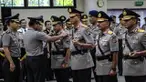 Presiden Joko Widodo sudah resmi melantik Irjen Tito Karnavian sebagai Kepala Badan Nasional Penanggulangan Terorisme (BNPT). Kendati demikian, Tito baru menyerahkan jabatan lamanya, Kapolda Metro Jaya, hari ini ke Irjen Moechgiyarto. 