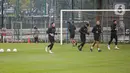Sejumlah pesepak bola Timnas Indonesia berlatih menjelang semifinal Leg 1 Piala AFF 2022 menjamu Vietnam, di Lapangan A Kompleks Gelora Bung Karno, Jakarta, Rabu (4/1/2023). Timnas Indonesia sulit berlatih karena hujan deras yang menyebabkan Lapangan A SUGBK banjir dan banyak genangan. (Liputan6.com/Faizal Fanani)