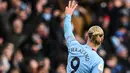 Pemain Manchester City, Erling Haaland melakukan selebrasi setelah mencetak gol ketiga timnya saat laga lanjutan Liga Inggris 2022/2023 melawan Wolves yang berlangsung di Etihad Stadium, Manchester, Minggu (22/01/2023) dini hari WIB. Catatan empat hattrick Haaland di Liga Inggris menjadi yang tercepat. Ia bahkan berhasil mengalahkan rekor empat hattrick legenda MU, Ruud van Nistelrooy yang dilakukannya dalam 65 laga. (AFP/Paul Ellis)