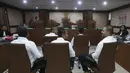 Untuk keperluan sidang tatap muka ini, Ammar Zoni dipindahkan sementara dari Lapas Nusakambangan ke Lapas Narkotika Cipinang, Jakarta Timur. Tampak dalam foto, Pesohor Muhammad Ammar Akbar alias Ammar Zoni (kanan) saat dihadirkan secara langsung pada persidangan terkait kasus peredaran narkotika di dalam Lembaga Pemasyarakatan (Lapas) Salemba di Pengadilan Negeri Jakarta Pusat, Kamis (18/12/2025). (merdeka.com/Arie Basuki)