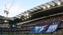 Para penonton membentangkan banner bertuliskan 'King Kev' untuk memberikan salam penghormatan setelah laga pekan ke-37 Liga Inggris 2024/2025 antara Manchester City melawan Bournemouth di Etihad Stadium, Manchester, Inggris, Selasa (21/05/2025) waktu setempat. (AFP/Paul Ellis)