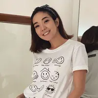 Penampilannya yang cukup simpel satu ini pun tetap mencuri perhatian. Hanya menggunakan kaus berwarna putih dan makeup natural, gaya Gisel ini juga mendapat pujian netizen. (Liputan6.com/IG/@gisel_la)