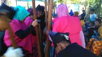Hentakan alu lansia menciptakan irama merdu dalam tradisi Mappadendang di Maros. (Liputan6.com/Eka Hakim)