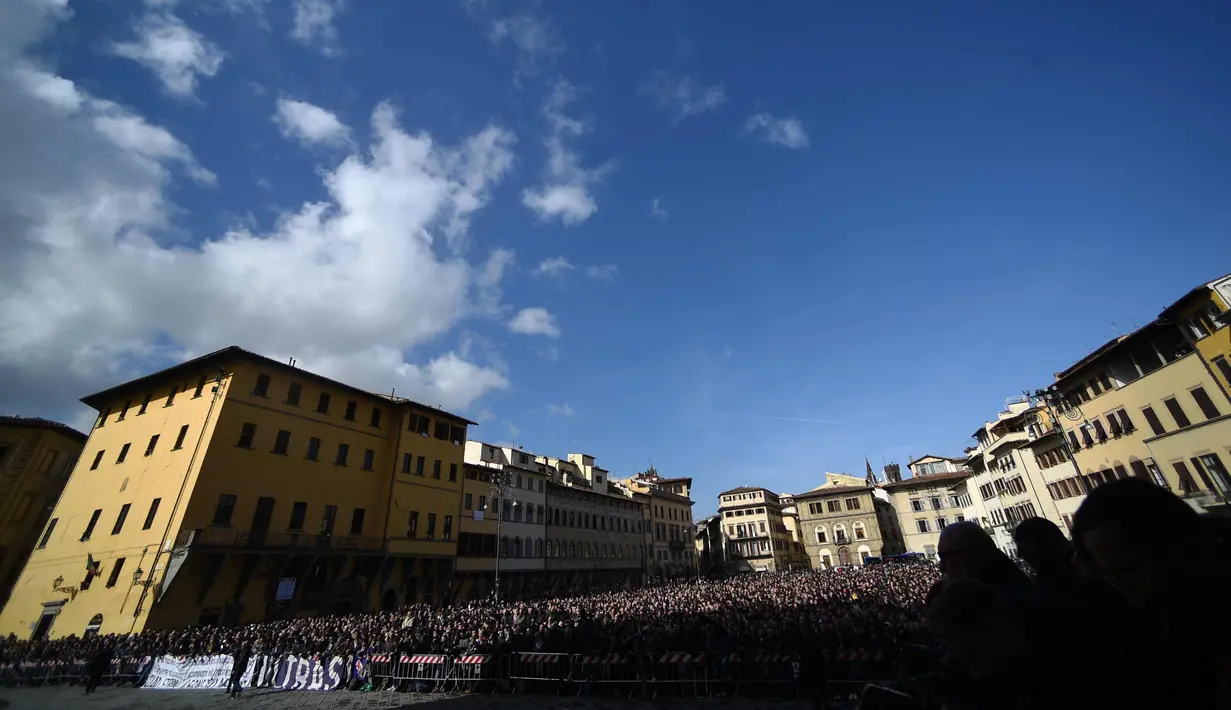 Ribuan suporter Fiorentina menghadiri pemakaman kapten Fiorentina Davide Astori di Florence, Italia (8/3). Davide Astori meninggal pada usia 31 tahun di kamar hotel setelah terkena serangan jantung. (AFP Photo/Filippo Monteforte)