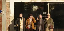 Natasha Rizky, Nina Zatulini, Dian Ayu, dan Ratna Galih geng selebritis berhijab yang kerap tampil stylish. Begitu pun dengan liburan ke Korea Selatan kali ini, mereka tampil dengan gaya layering. [@ninazatulini22]