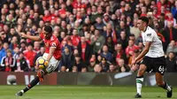 Proses terjadinya gol yang dicetak striker Manchester United, Marcus Rashford ke gawang Liverpool pada laga Premier League di Stadion Old Trafford, Manchester, Sabtu (10/3/2018). MU menang 2-1 atas Liverpool. (AFP/Oli Scarff)