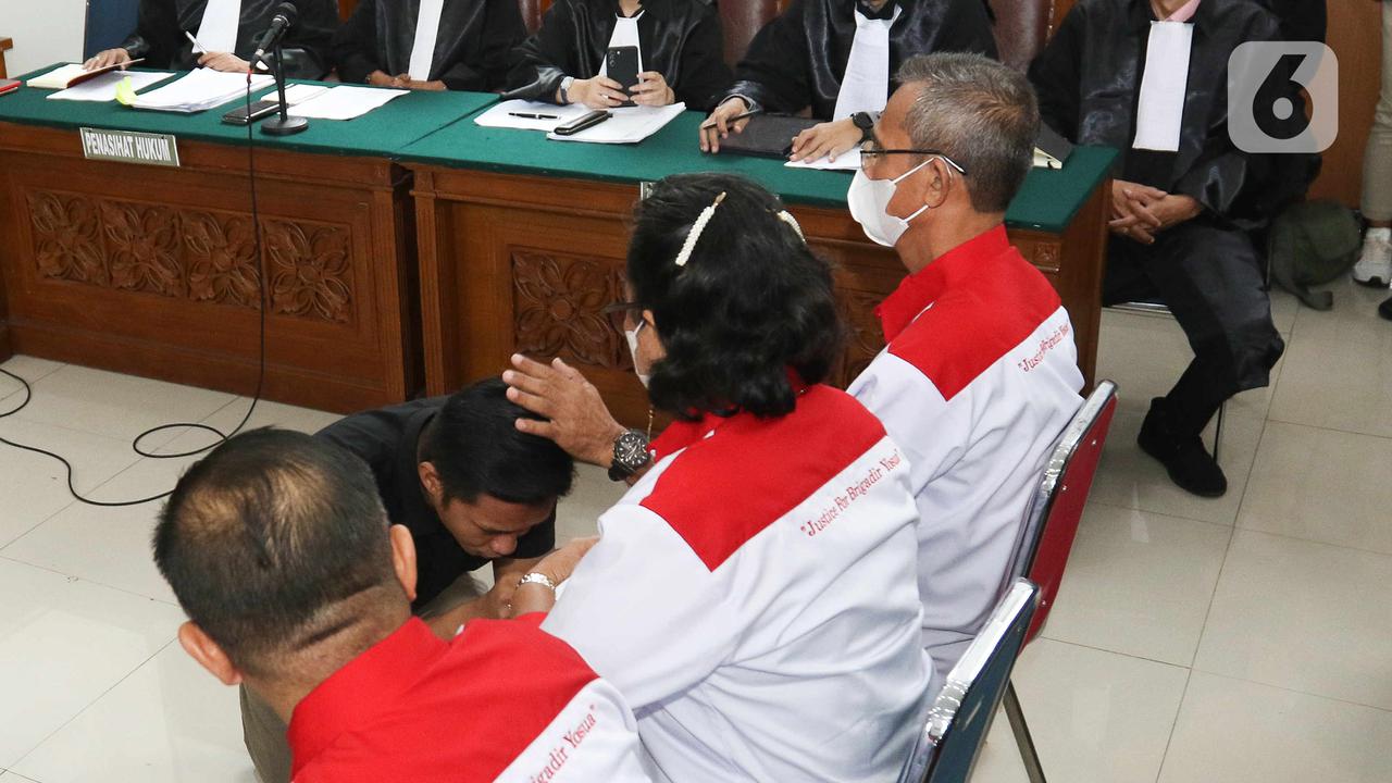 Jelang Sidang, Bharada E Berlutut Dihadapan Orang Tua Brigadir J