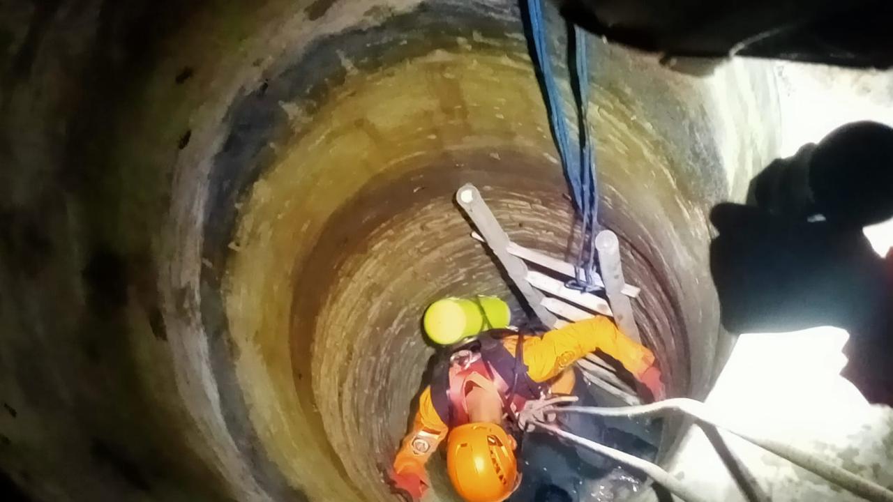 Tim gabungan mengevakuasi korban meninggal di dalam sumur di Pemalang. (Foto: Liputan6.com/Humas Polres Pemalang)