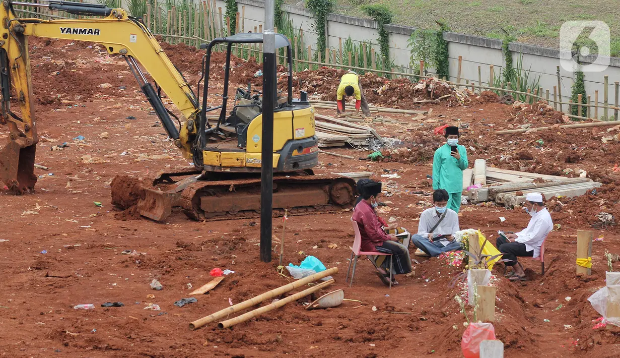 Suasana sepi pemakaman khusus Covid-19 di TPU Jombang, Tangerang Selatan, Selasa (24/8/2021). Kota Tangsel mengalami penurun angka kematian covid-19, terbukti dimana TPU Jombang dalam dua pekan terakhir hanya menerima kurang dari 5 jenazah yang dimakamkan sehari. (merdeka.com/Arie Basuki)