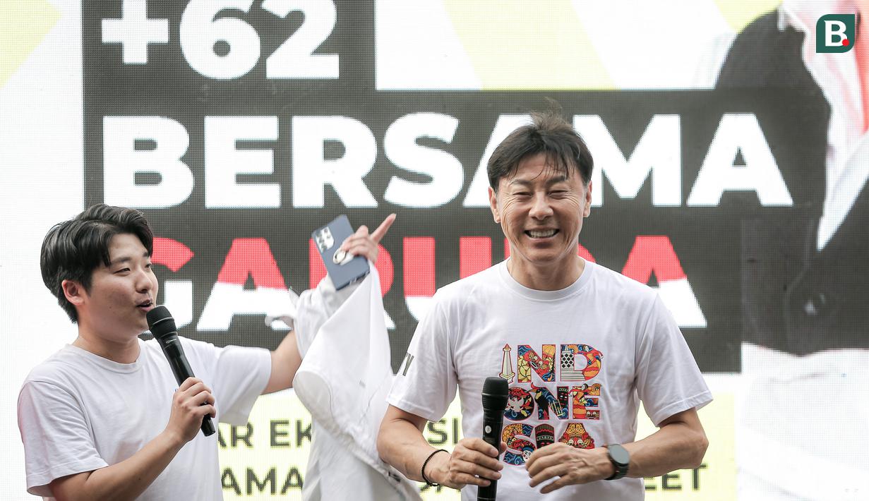 Mantan pelatih Timnas Indonesia, Shin Tae-yong menghadiri acara nonton bareng laga lanjutan Putaran Ketiga Kualifikasi Piala Dunia 2026 melawan Australia di daerah sekitar Setiabudi, Jakarta Pusat, Kamis (20/03/2025) sore WIB. (Bola.com/Bagaskara Lazuardi)