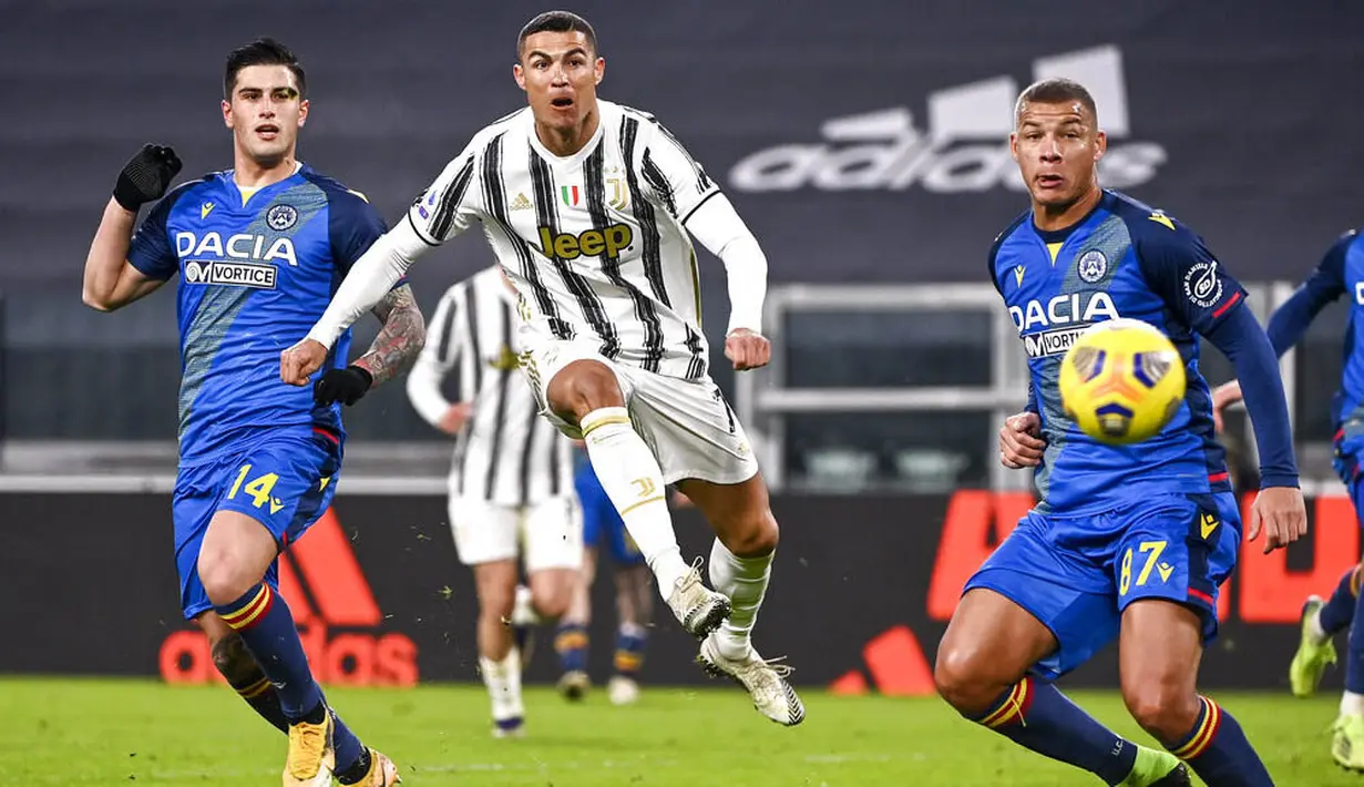 Striker Juventus, Cristiano Ronaldo, mencetak gol ke gawang Udinese pada laga Liga Italia di Stadion Allianz, Turin, Minggu (3/1/2021). Juventus menang dengan skor 4-1. (Marco Alpozzi/LaPresse via AP)