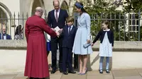 Pangeran William dan Kate Middleton mengajak Pangeran George dan Putri Charlotte merayakan Paskah di Kapel St.George, Istana Windsor, 17 April 2022. (dok. Andrew Matthews / POOL / AFP)