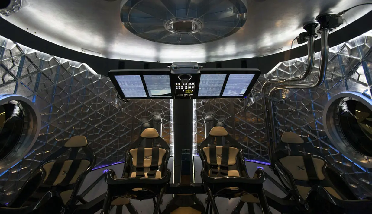 Kabin kapsul ruang angkasa SpaceX's Dragon V2 diperlihatkan usai diresmikan di Hawthorne, California, (29/5/2014). (REUTERS/Mario Anzuoni)