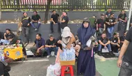 Mengadu Peruntungan di Senayan: Suka Duka Pedagang Minuman di Tengah Demo 27 Agustus