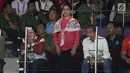 Ibu Negara, Iriana Joko Widodo (berdiri) saat menyaksikan laga final bulutangkis beregu putra Asian Games 2018 antara Indonesia melawan China di Istora Kompleks GBK, Jakarta, Rabu (22/8). Indonesia kalah dari China 1-3. (Liputan6.com/Helmi Fithriansyah)