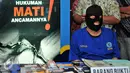 Tersangka berinisial GP dihadirkan saat gelar barang bukti Tindak Pidana Pencucian Uang (TPPU) narkotika di kantor BNN, Jakarta, Selasa (26/1). BNN berhasil menyita aset senilai Rp17 miliar di Tebing Tinggi, Medan. (Liputan6.com/Yoppy Renato)