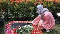 Usai Rilis Album, Bunga Citra Lestari Bersimpuh di Makam Ashraf Sinclair
