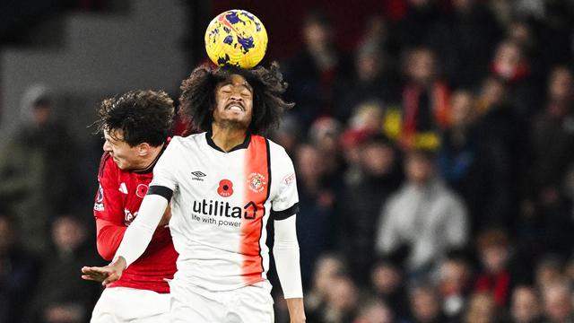Foto: Aksi Victor Lindelof Si Penyelamat Muka MU saat Melawan Luton Town di Liga Inggris
