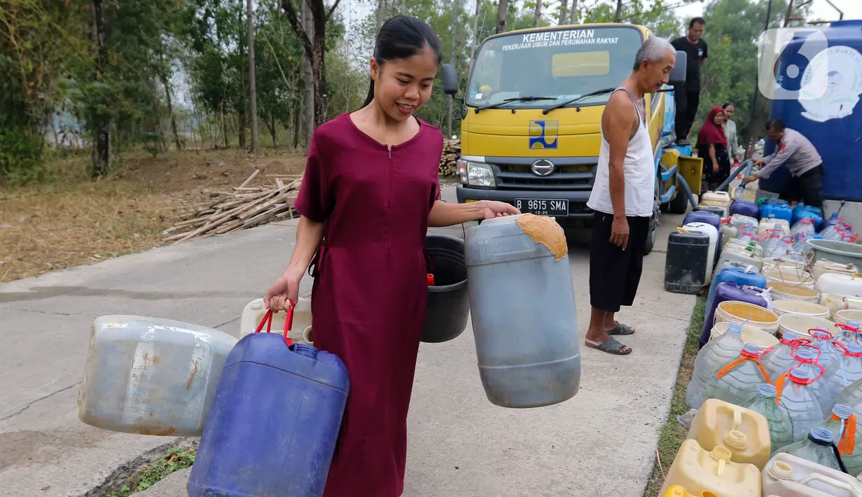 Kekeringan di daerah tersebut juga membuat warga kekurangan air bersih untuk keperluan sehari-hari. (Liputan6.com/Herman Zakharia)