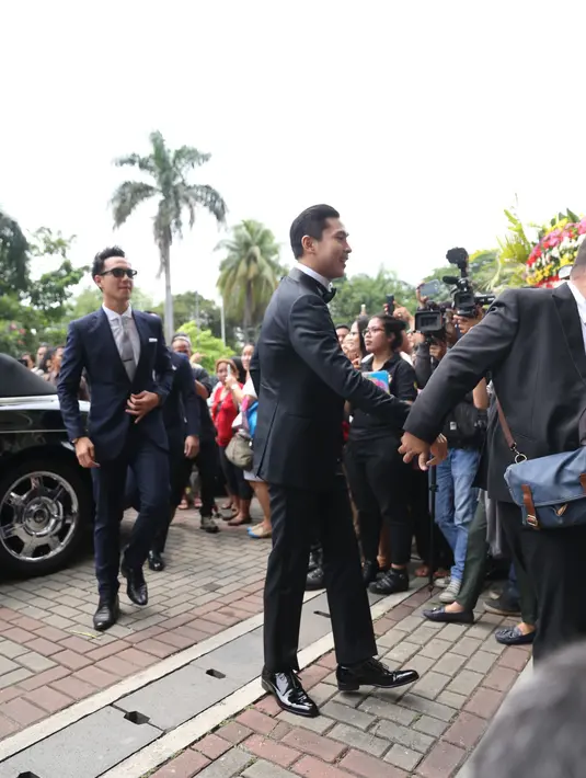 "Jadi begini ceritanya, gue ngenalin Harvey ke Sandra pas makan siang, tapi abis itu gue ditinggalin. Si Harvey makan bareng sama Sandra," paparnya. (Galih W. Satria/Bintang.com)