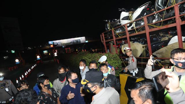 10 Pengendara dan Motornya, Kedapatan Menumpang Truk di Gerbang Tol Cikupa