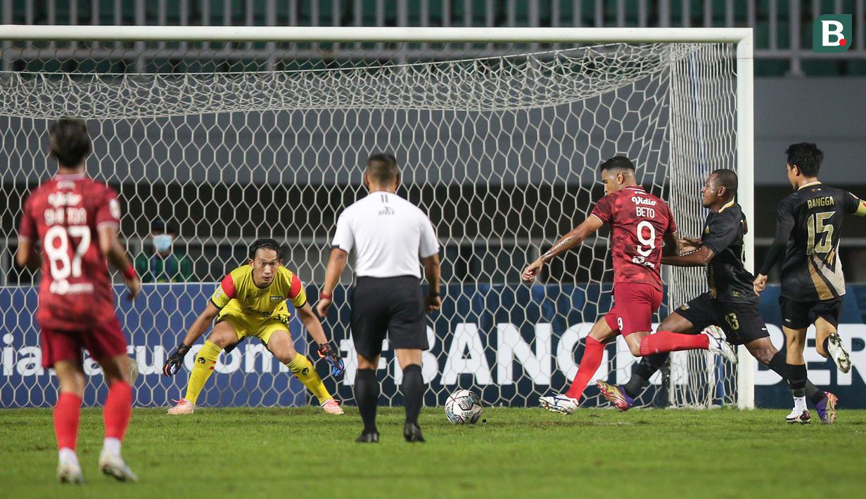Pemain Persis Solo, Alberto Beto Goncalves (tengah) mencetak gol penyeimbang 1-1 ke gawang Martapura Dewa United dalam laga semifinal Liga 2 2021 di Stadion Pakansari, Bogor, Senin (27/12/2021). (Bola.com/Bagaskara Lazuardi)
