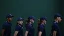 Ball-kids bersiap memasuki lapangan usai hujan pada ajang  Tenis Wimbledon Championships 2016 di The All England Lawn Tennis Club, Wimbledon,  London, (29/6/2016). (AFP/Justin Tallis)