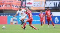 Pemain Persija Jakarta, Ondrej Kudela (kanan) berusaha mengadang pemain PSM Makassar, Everton pada laga pekan ke-20 BRI Liga 1 2022/2023 di Stadion Patriot Candrabhaga, Bekasi, Rabu (25/1/2023). Persija menang dengan skor 4-2. (Bola.com/M Iqbal Ichsan)