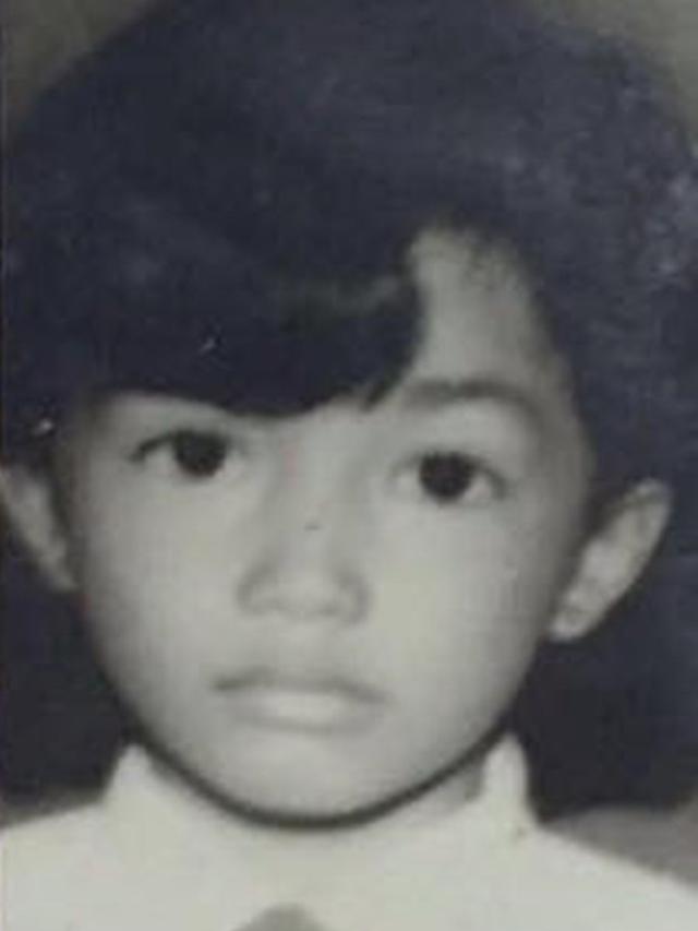 6 Potret Masa Kecil Ussy Sulistiawaty, Gayanya saat SD Curi Perhatian