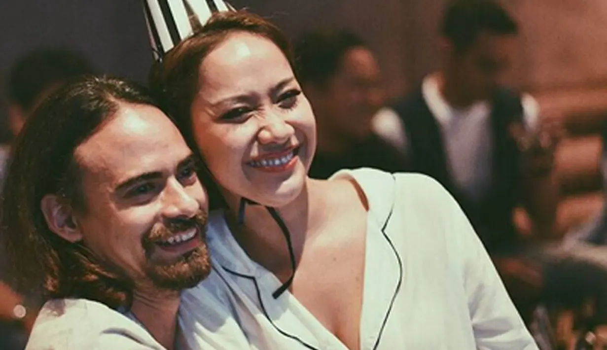 Suami dari penyanyi dan pemeran Bunga Citra Lestari, Ashraf Sinclair baru saja merayakan ulang tahun ke-38. Sebuah pesta kejutan diberikan dari sang istri untuk suaminya. (Instagram/teambcl)