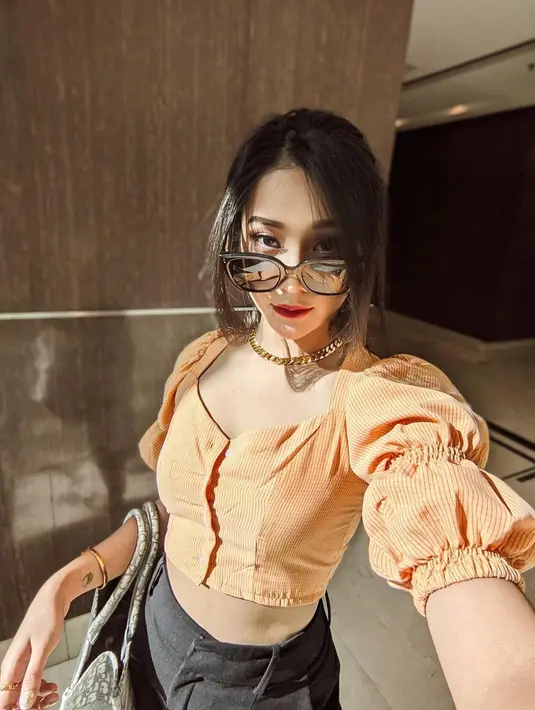 Kata 'Romantis' memang memiliki banyak makna. Tergantung bagaimana setiap orang mendefinisikannya. Nah, begitu juga dengan Anya Geraldine yang seiring berjalannya waktu juga punya pandangan yang berbeda. (Instagram/anyageraldine)