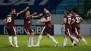 Sejumlah pemain PSM Makassar merayakan gol penyeimbang 1-1 ke gawang Persela lamongan yang dicetak Sutanto Tan (tengah) dalam laga pekan ke-15 BRI Liga 1 2021/2022 di Stadion Moch. Soebroto, Magelang, Kamis (02/12/2021). (Bola.com/Bagaskara Lazuardi)