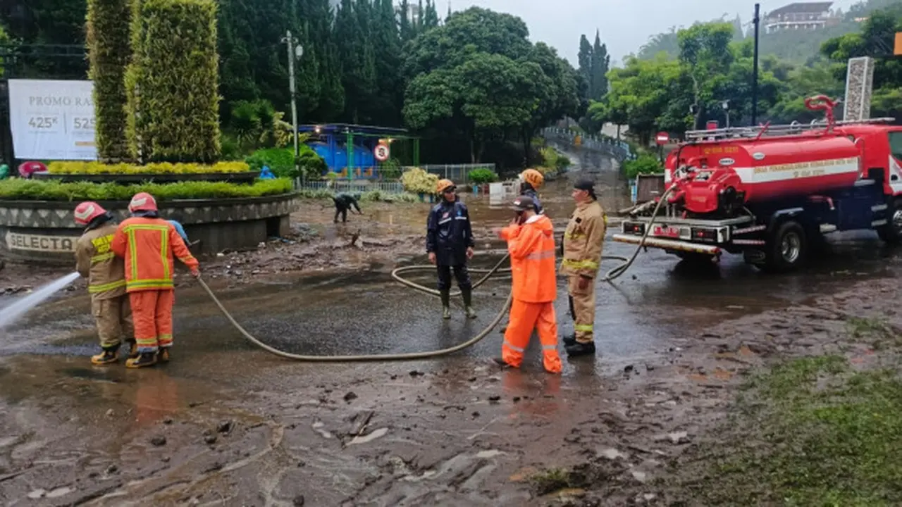 Banjir Lumpur Terjang Area Bundaran Taman Rekreasi Selecta Batu