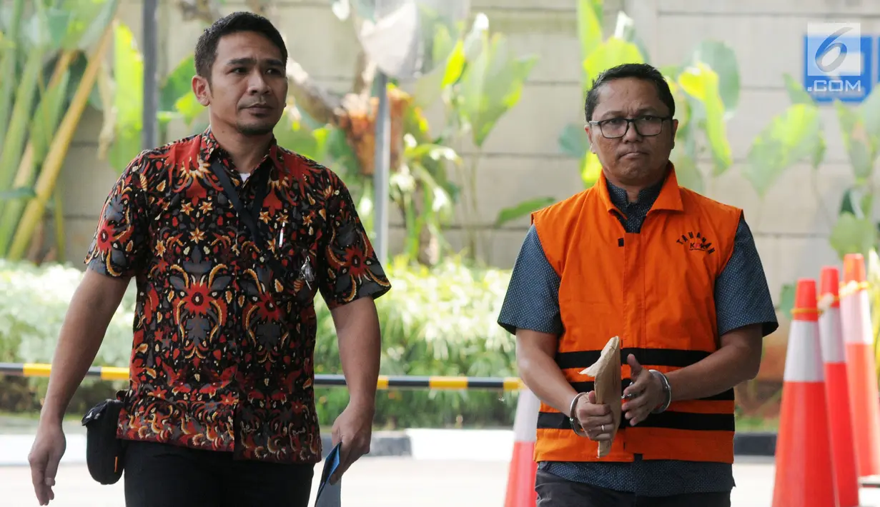 Kepala Bidang Perikanan Tangkap Dinas Kelautan dan Perikanan Provinsi Kepulauan Riau Budi Hartono (kanan) akan menjalani pemeriksaan perdana pascapenahanan di Gedung KPK, Jakarta, Selasa (16/7/2019). Budi diperiksa sebagai tersangka dugaan suap izin lokasi rencana reklamasi. (merdeka.com/DwiNarwoko)