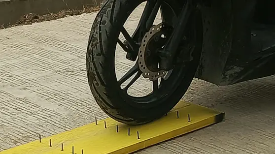 Tes Melewati 6.000 Paku, Sejauh Mana Ban Motor Mampu Bertahan?