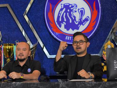 Manajer dan Presiden Arema FC, Ali Rifki dan Gilang Widya Pramana, dalam sesi jumpa pers di kantor manajemen Singo Edan, Rabu (27/4/2022) sore WIB.