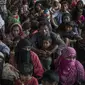 Pengungsi Muslim Rohingya menunggu antrean di pusat pendaftaran di Teknaf distrik Ukhia, Bangladesh (6/10). Bangladesh akan membangun kamp pengungsi terbesar di dunia untuk menampung 800.000 orang. (AFP PHOTO/Fred Dufour)