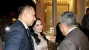 Ia nampak kenakan dress terusan panjang dengan siluet A-line warna gold berdetail beads pada neckline [@agusyudhoyono]