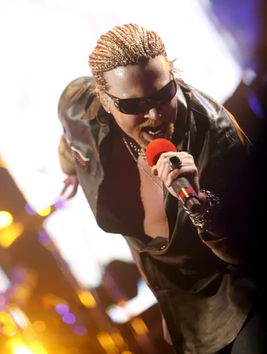 Vokalis Axl Rose dan Slash terakhir kali beraksi pada satu panggung pada tahun 1993 silam. Band ini memang telah mengalami perpecahan sejak tahun 1990. (Bintang/EPA)