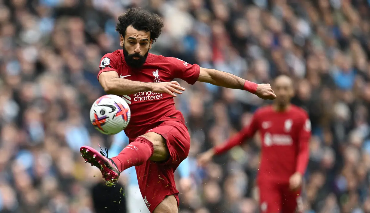 Pemain Liverpool, Mohamed Salah berusaha mencetak gol ke gawang Manchester City pada laga lanjutan Liga Inggris di Etihad Stadium, Manchester, 1 April 2023. Salah menandatangani kontrak baru sampai tahun 2025 mendatang pada tahun lalu. Dengan kontrak barunya itu, ia mendapatkan bayaran sebesar 373.750 pounds per pekan. (AFP/Paul Ellis)