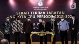 Ketua KPU Periode 2017 - 2022 Ilham Saputra menandatangani berita acara serah terima jabatan Komisioner KPU di Gedung KPU, Jakarta, Selasa (12/4/2022). Presiden Joko Widodo hari ini resmi melantik ketujuh komisioner KPU untuk bertugas dalam periode 2022-2027. (Liputan6.com/Johan Tallo)