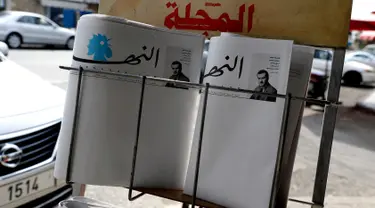 Surat kabar terkemuka Lebanon, An-Nahar, terbit dengan halaman kosong tanpa berita di sebuah kios koran di Beirut, Kamis (11/10). Hal itu dilakukan sebagai protes atas situasi politik negeri yang tak kunjung membentuk pemerintahan baru. (AFP/JOSEPH EID)