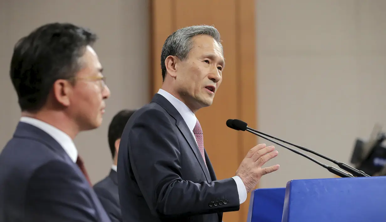 Kepala Keamanan Nasional Korsel, Kim Kwan-jin berpidato usai melakukan pertemuan dengan Korea Utara di Istana Presiden Korsel,  Selasa (25/8/2015). Korut bersedia minta maaf dan Korsel akan berhenti menyiarkan propaganda anti-Korut. (REUTERS/Yonhap)