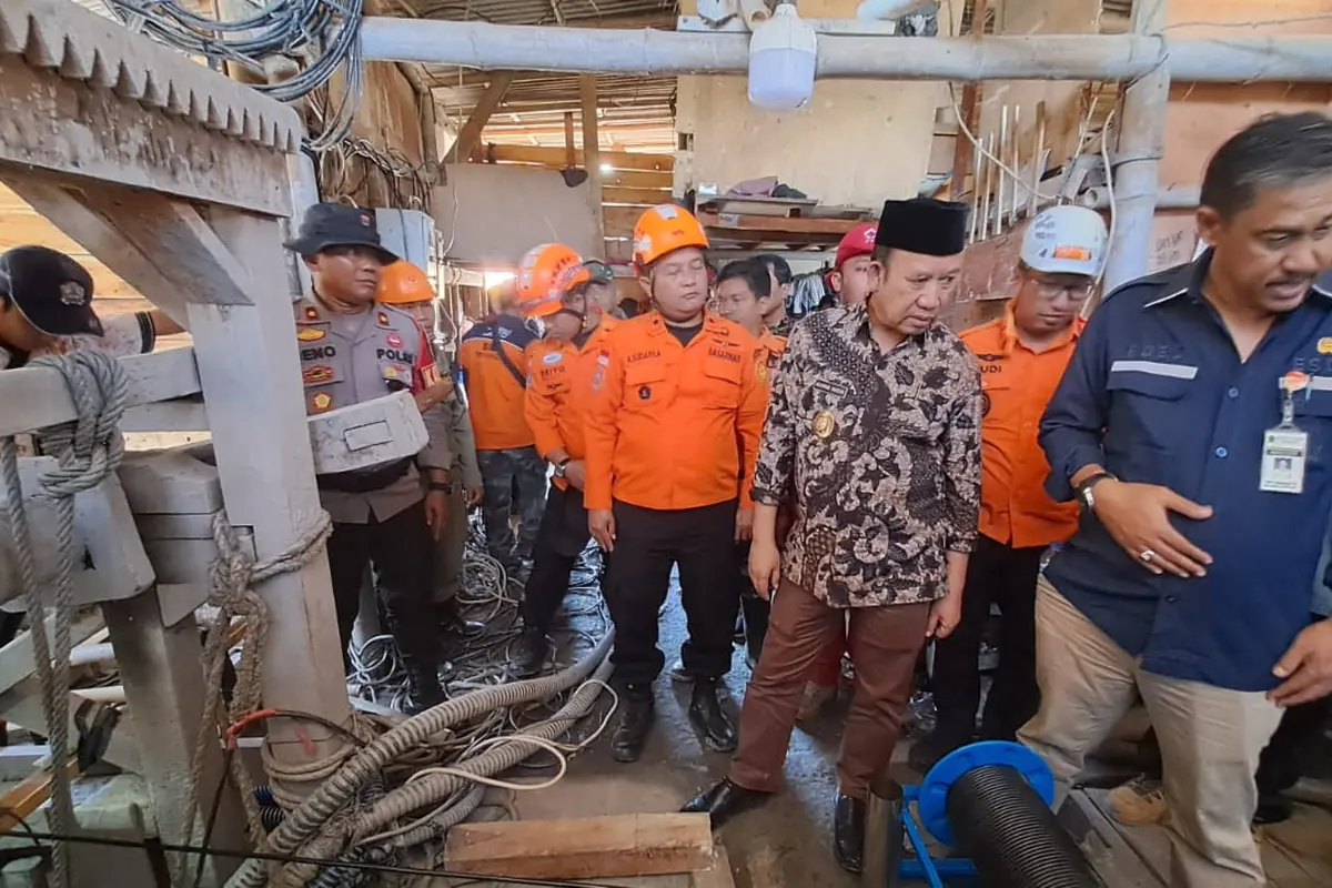 Bupati Banyumas, Achmad Husein memantau evakuasi 8 pekerja yang terjebak di sumur tambang emas di Pancurendang, Ajibarang. (Foto: Liputan6.com/Basarnas)