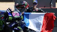 Pembalap Yamaha, Fabio Quartararo saat finis podium Sprint Race MotoGP Catalunya 2025. (Lluis GENE / AFP)